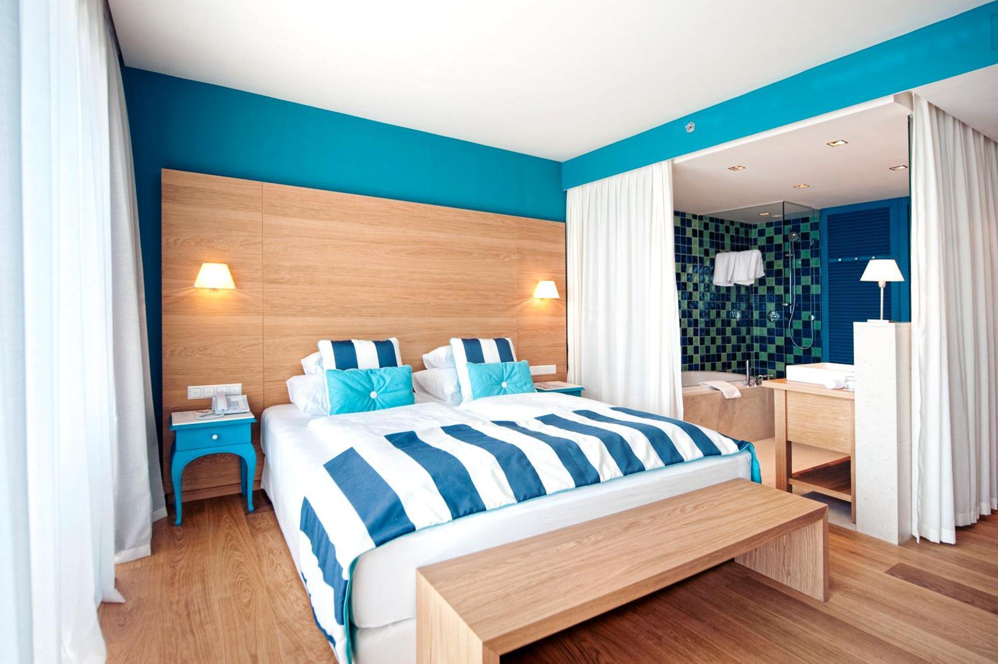 Superior Room with Balcony and Lateral Sea View